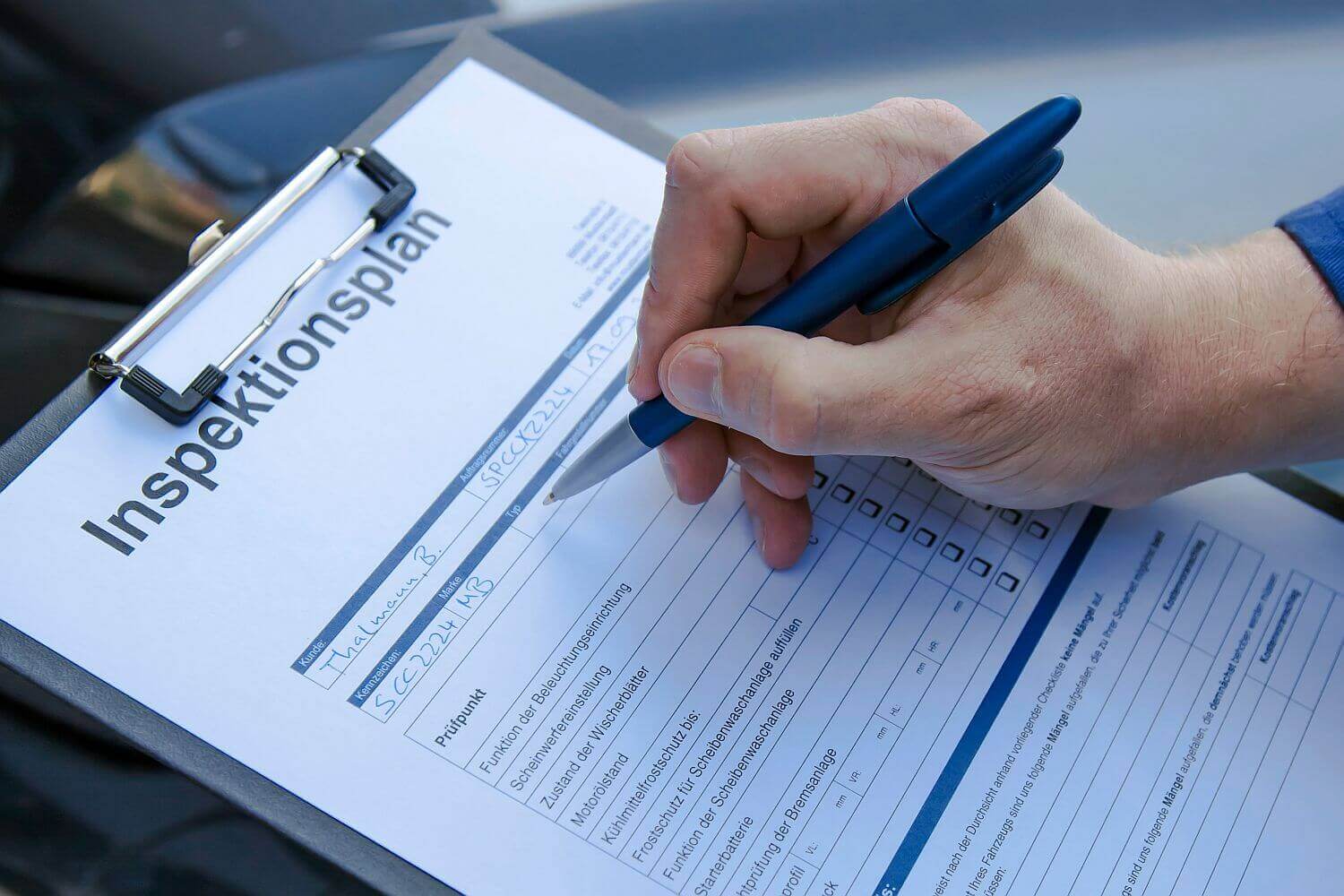 Ein Klippboard mit eine Checkliste auf der Punkte abgehagt werden.